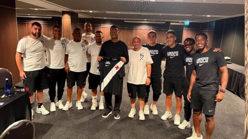 Ex-meia Guarín visita concentração do Vasco na Colômbia antes de jogo pela Sul-Americana