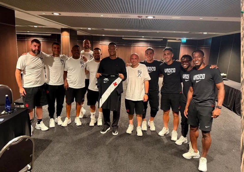 Ex-meia Guarín visita concentração do Vasco na Colômbia antes de jogo pela Sul-Americana