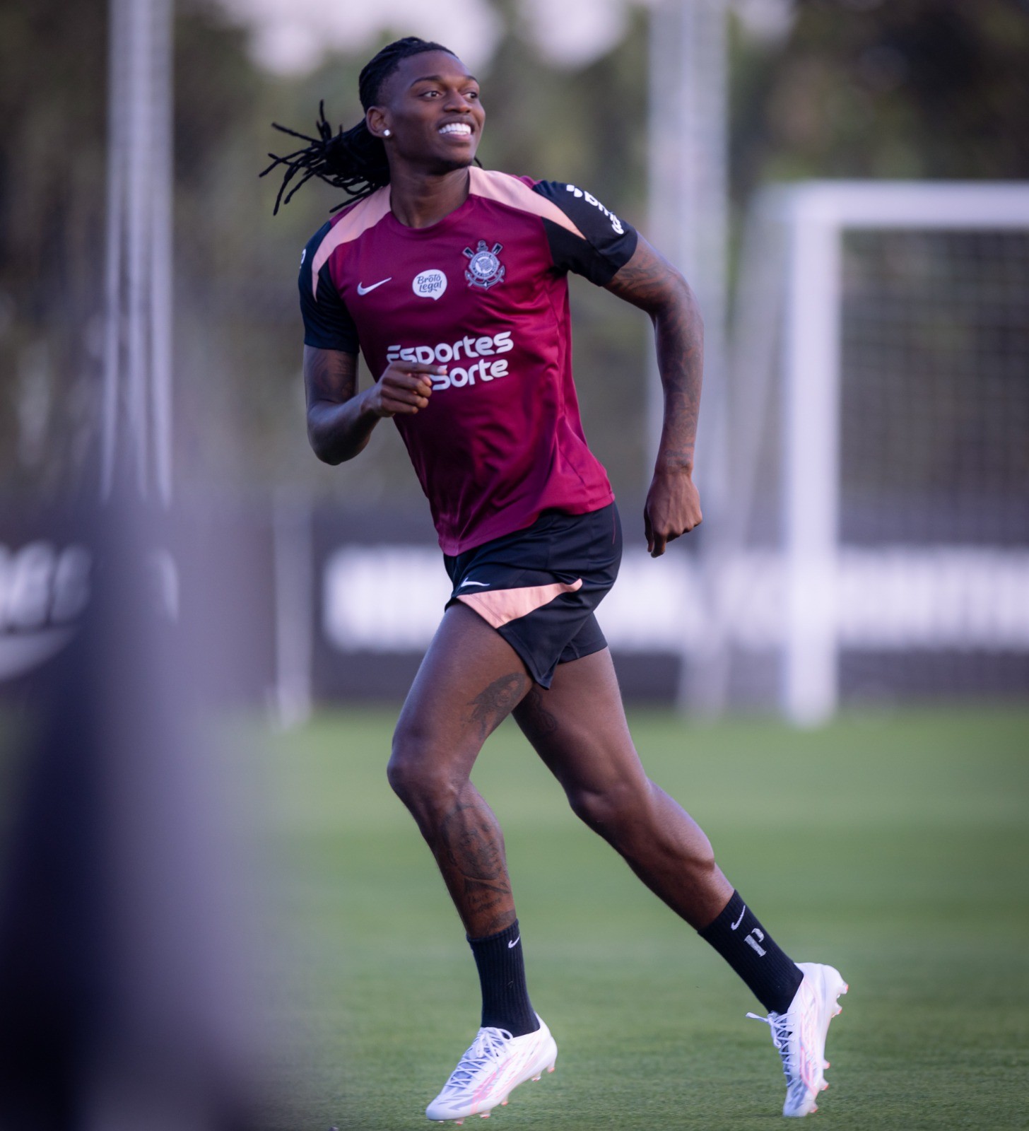 De férias no Brasil, Rafael Leão treina no CT do Corinthians e conversa com Fernando Diniz