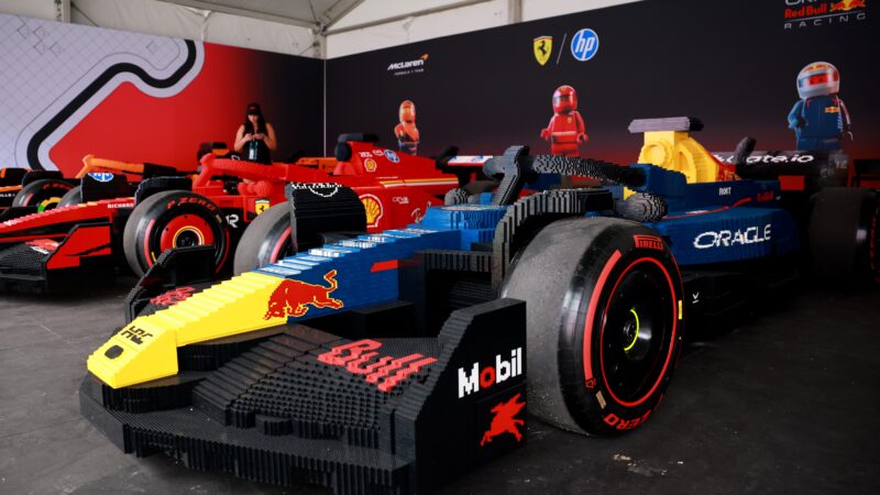“Parecemos crianças e palhaços”: piloto holandês detona desfile da Fórmula 1 com carros de Lego