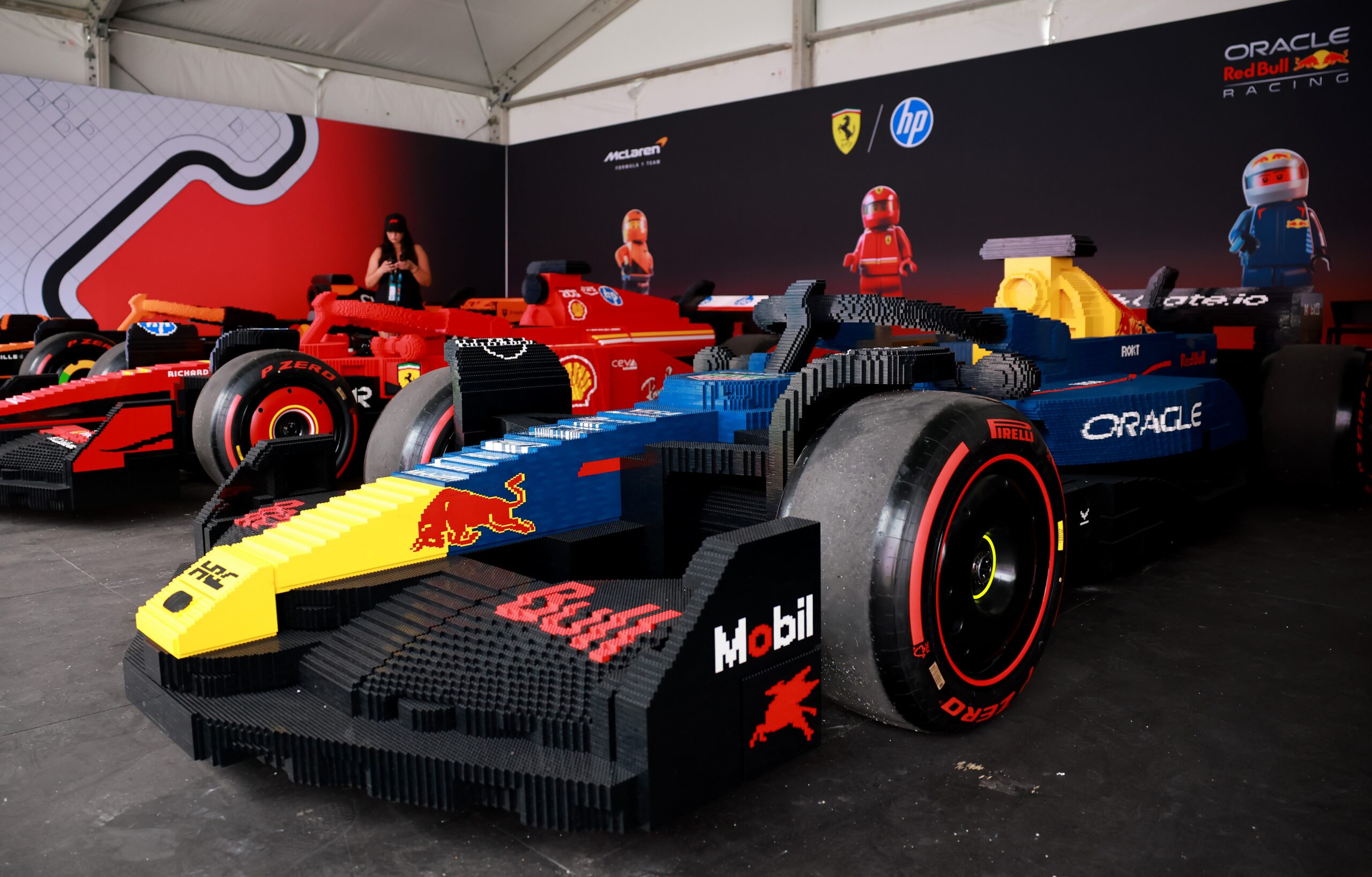 “Parecemos crianças e palhaços”: piloto holandês detona desfile da Fórmula 1 com carros de Lego