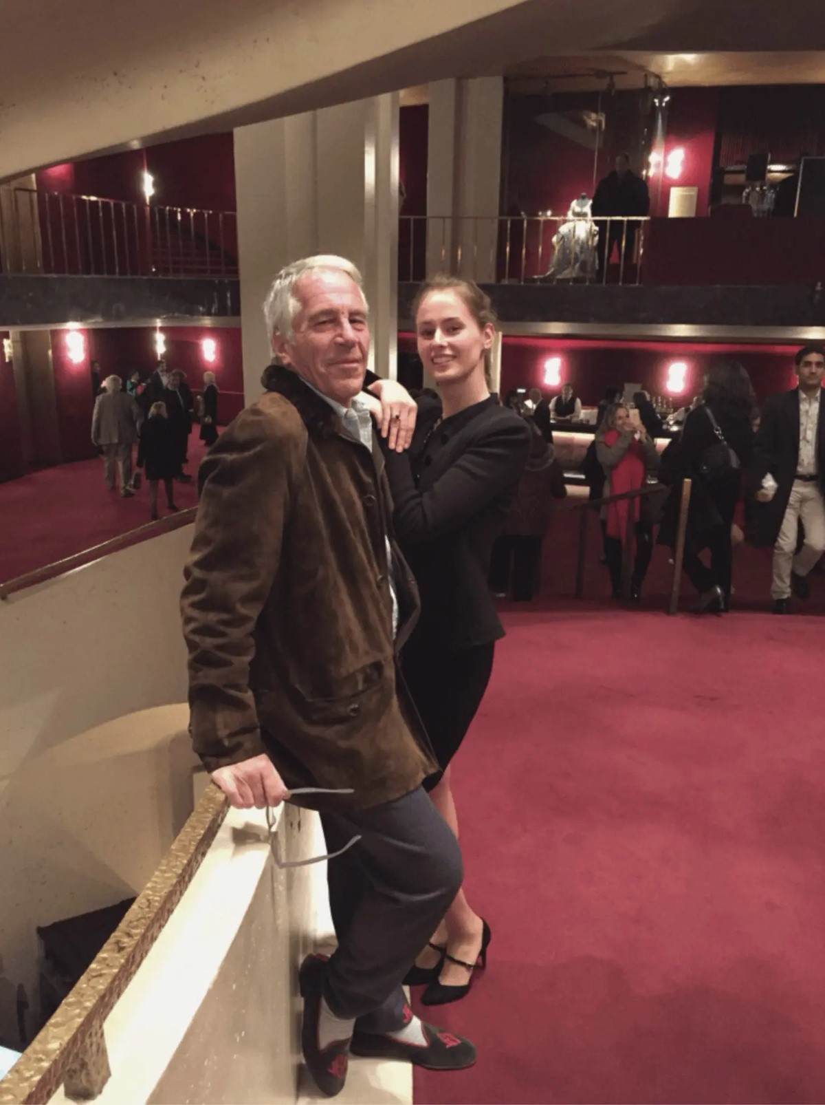 Quem é Karyna Shuliak, dentista que foi namorada de Jeffrey Epstein e pode herdar R$ 512 milhões de sua fortuna