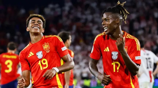 Nico Williams, estrela da seleção espanhola, entrega medalha da Copa à mãe, ganesa que cruzou o Saara e chegou a nado à Espanha