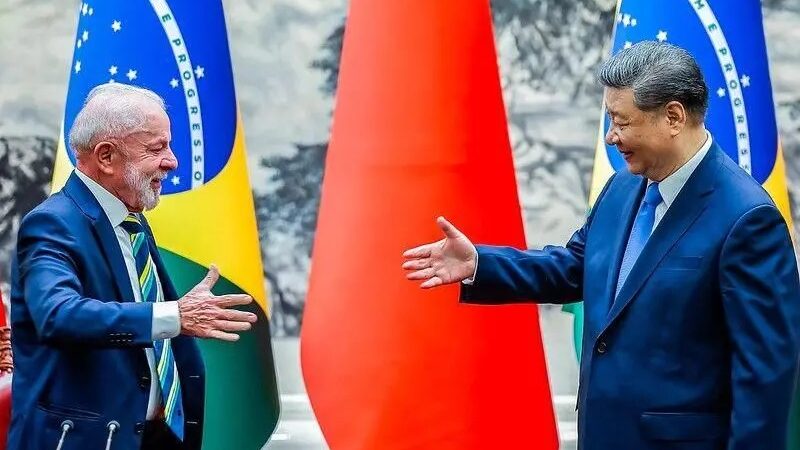 Xi Jinping diz a Lula que a China apoia o Brasil na rejeição à interferência externa