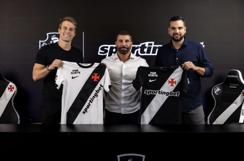 Shaquille O’Neal estrela ação de novo patrocinador do Vasco e canta “casaca”