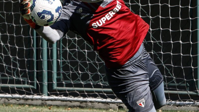 São Paulo negocia saída do goleiro Young para o Portimonense