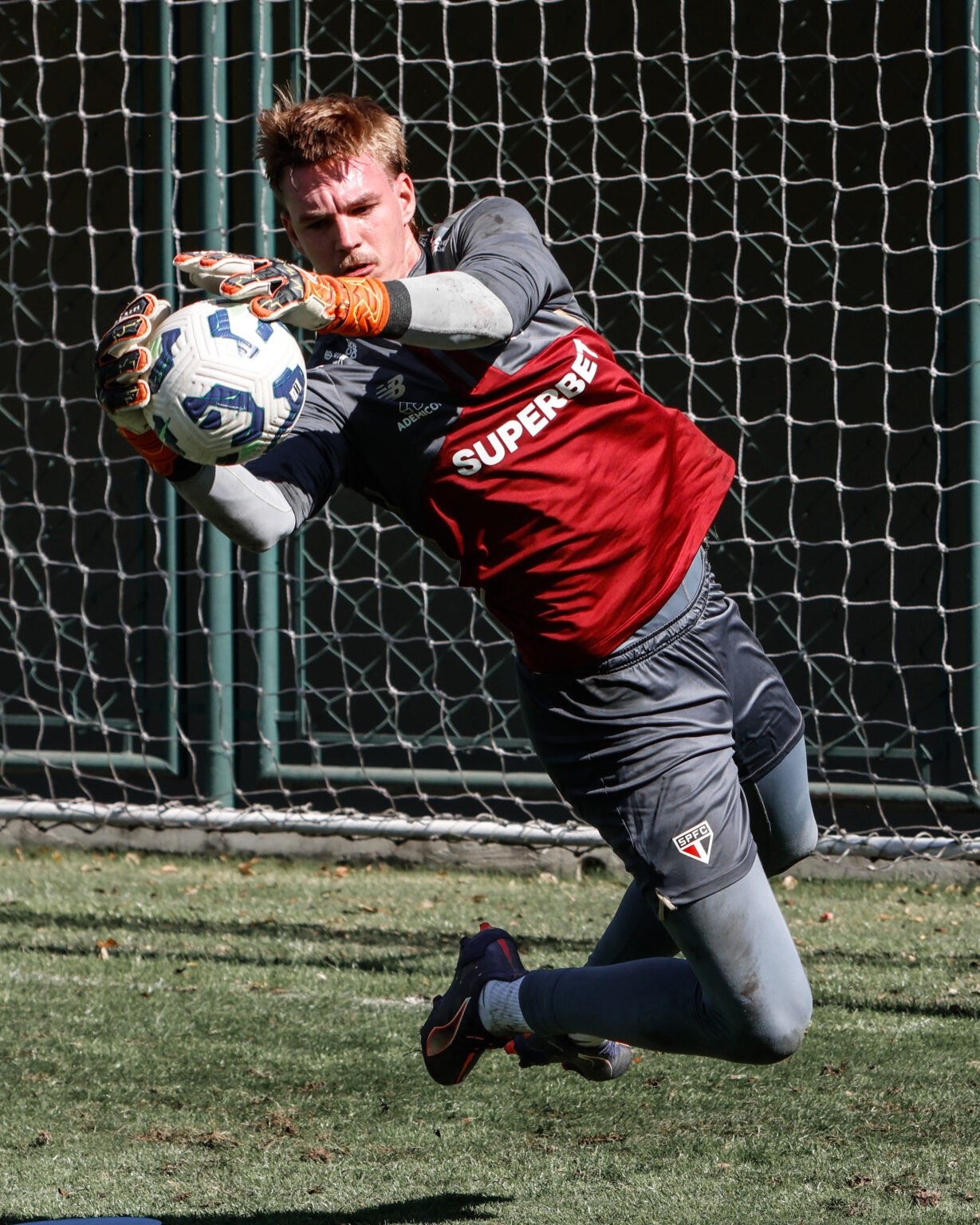 São Paulo negocia saída do goleiro Young para o Portimonense