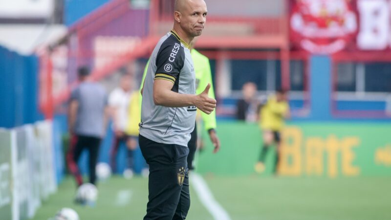 Técnico elogia primeira titularidade de Marlyson no Brusque: “Ele incomoda a defesa”