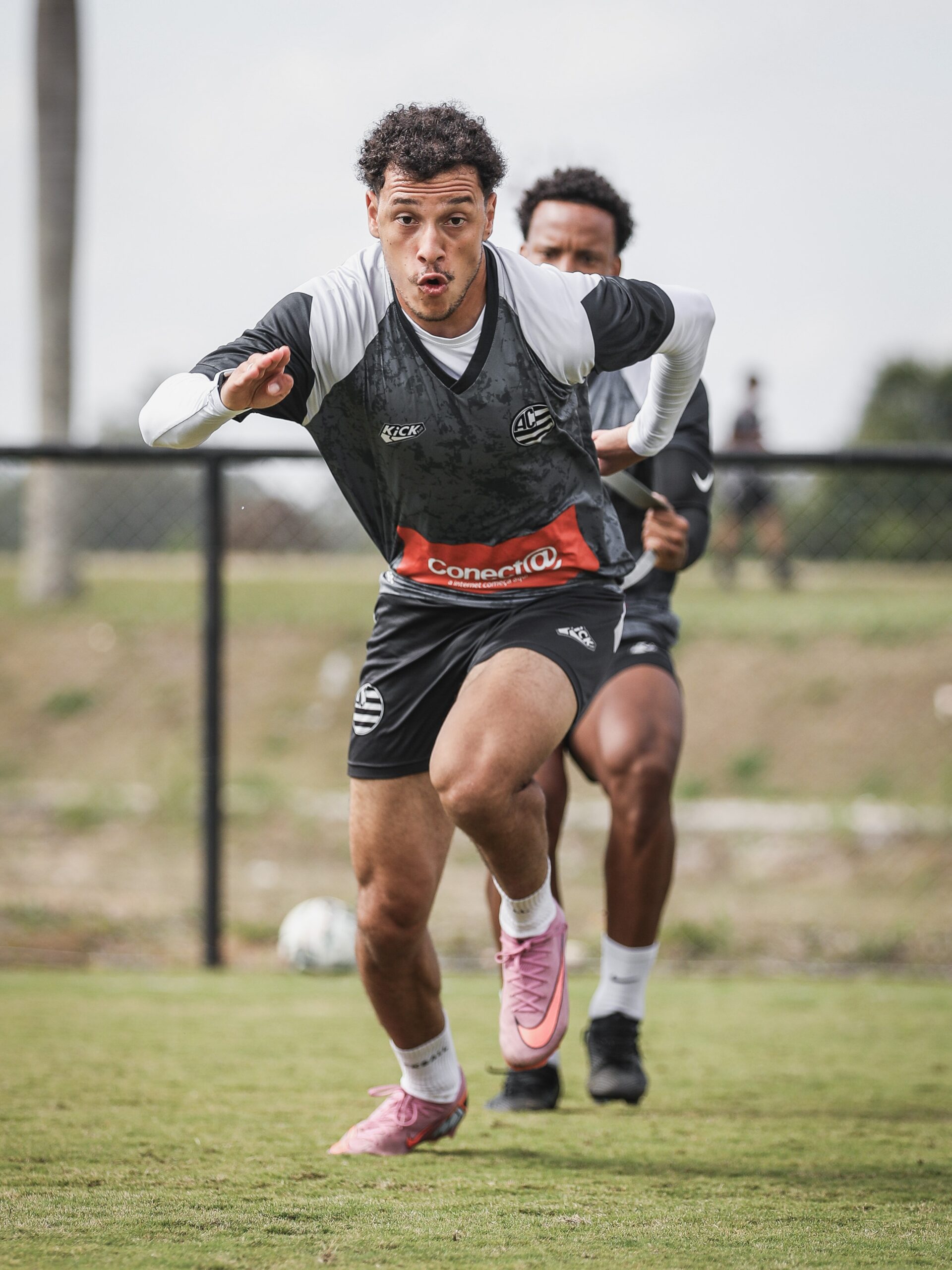 Enzo volta a ser titular, cita fase difícil após lesão e reabre disputa na lateral esquerda do Athletic