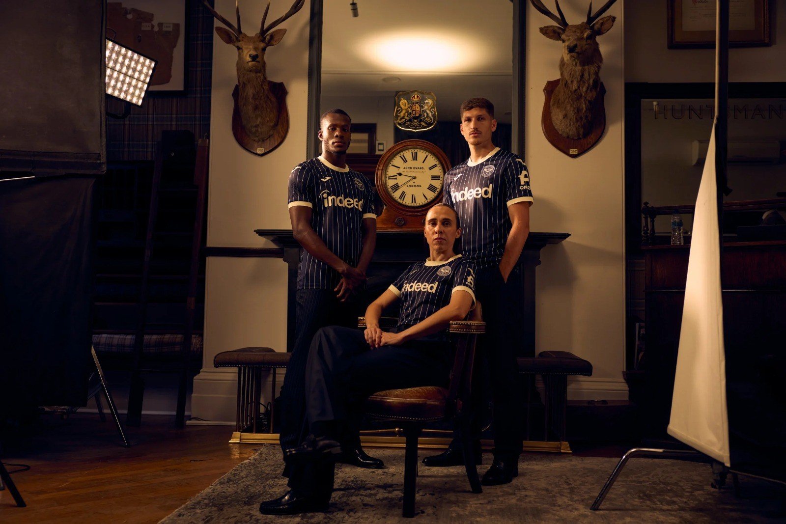 Igor Thiago estrela campanha de uniforme do Brentford inspirado no filme “Kingsman”; vídeo