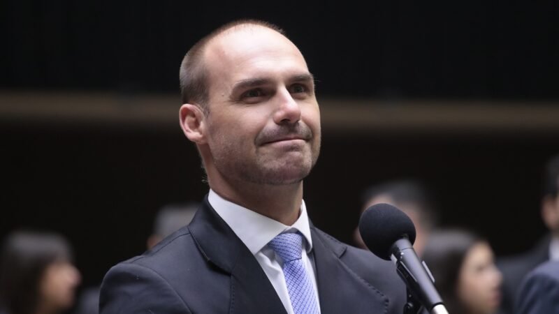 O que é abandono de trabalho? Entenda regras que podem levar Eduardo Bolsonaro à demissão da PF