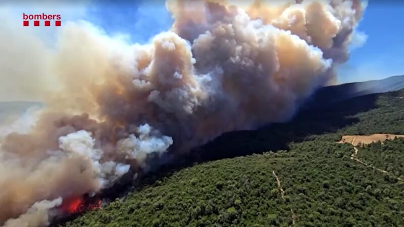 Incêndio florestal atinge Costa Brava e leva a confinamento de cidades turísticas na Espanha