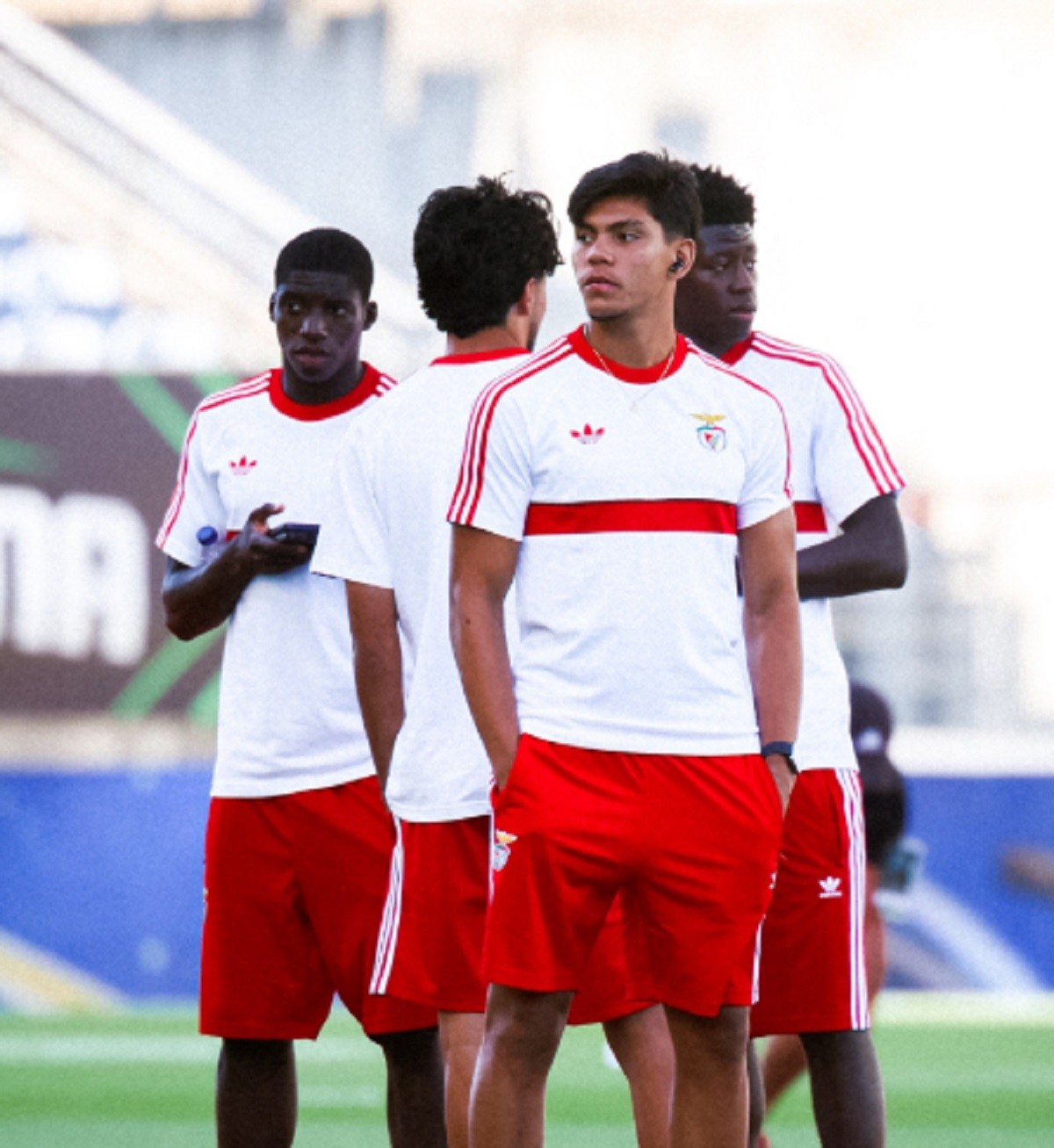 Olho nele! Brasileiro de 17 anos estreia no Benfica na vaga de campeão por Barcelona e França