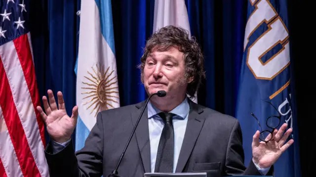 Milei diz que não irá à final da Copa do Mundo por superstição e revela amuleto usado para assistir aos jogos