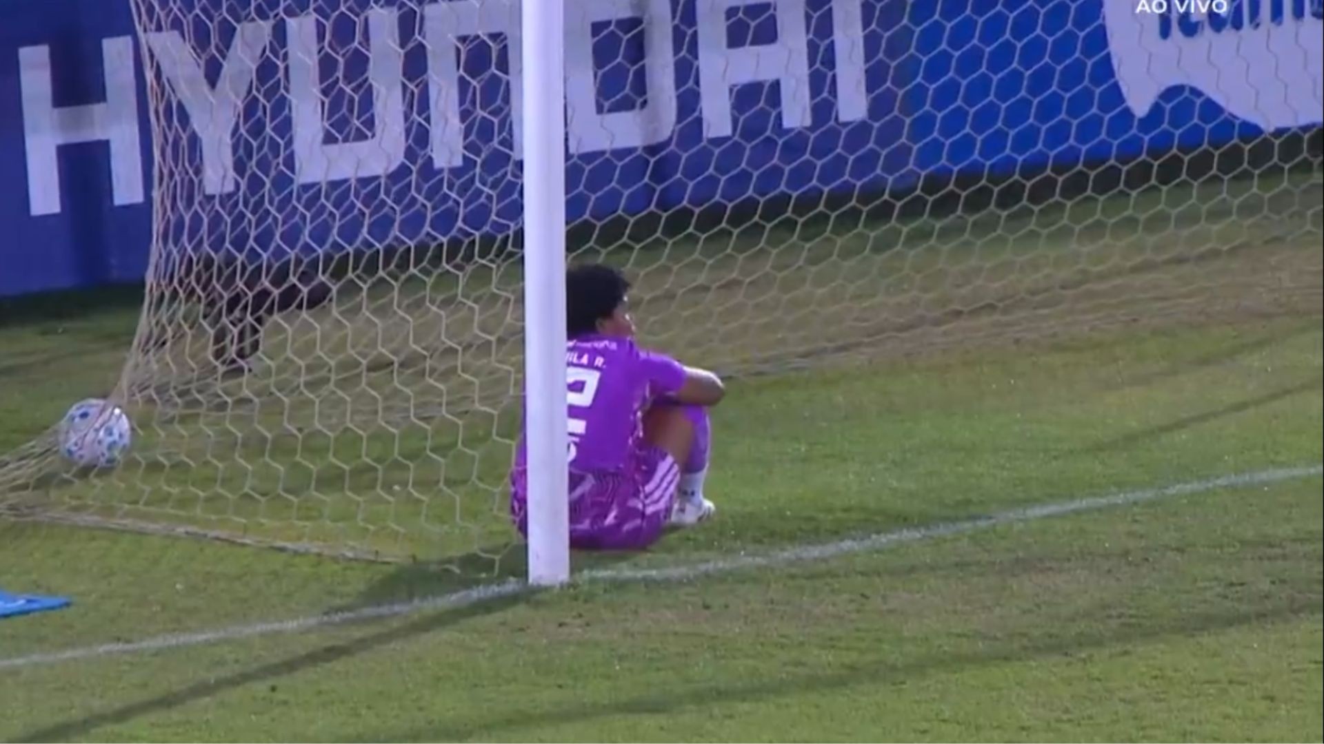 Zagueira do Cruzeiro recua mal e faz gol contra bizarro contra o São Paulo no Brasileirão Feminino; VÍDEO
