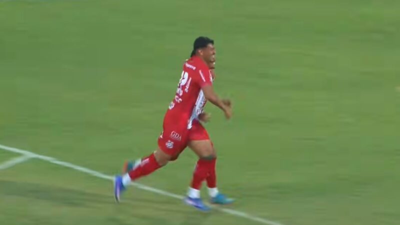 Meia faz golaço de antes do meio-campo e classifica time para semifinal em Minas; assista