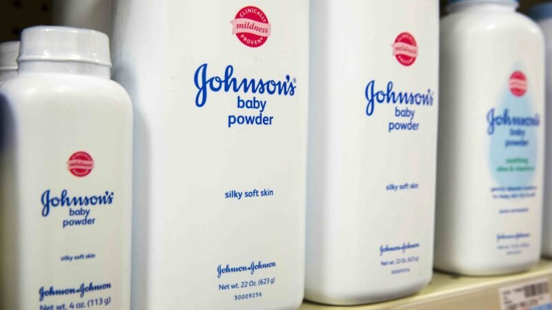 Johnson & Johnson oferece R$ 28 bilhões para encerrar processos que ligam uso de talco a câncer