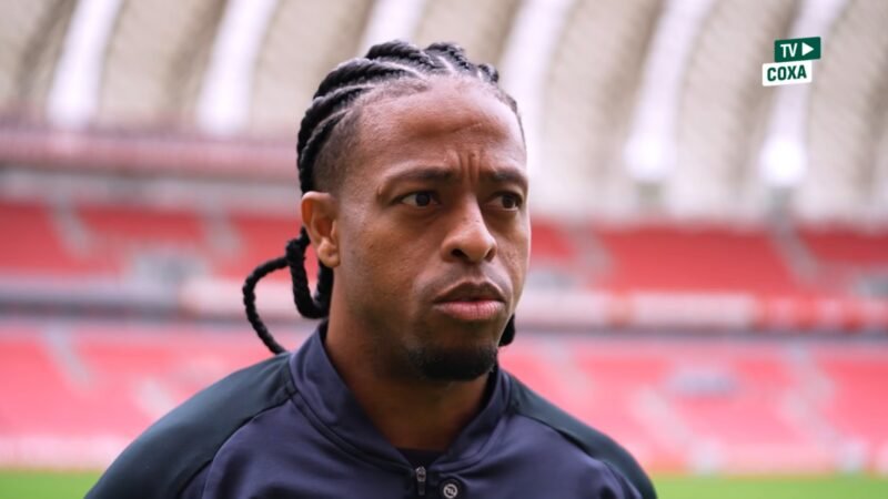 Keno volta a jogar pelo Coritiba após três meses de lesão e mira retomada de ritmo