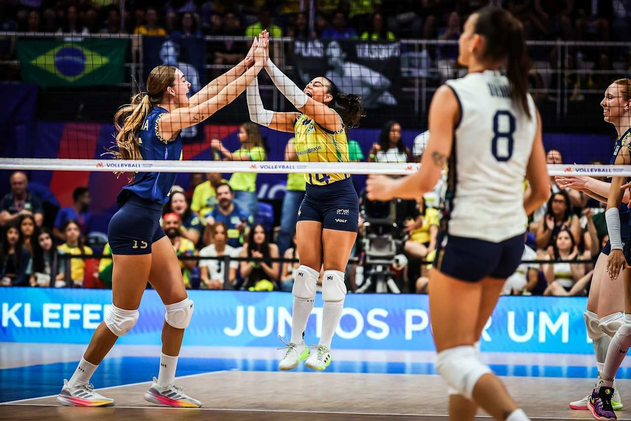 Seleção feminina de vôlei joga duas vezes e em continentes diferentes nesta quarta-feira; entenda