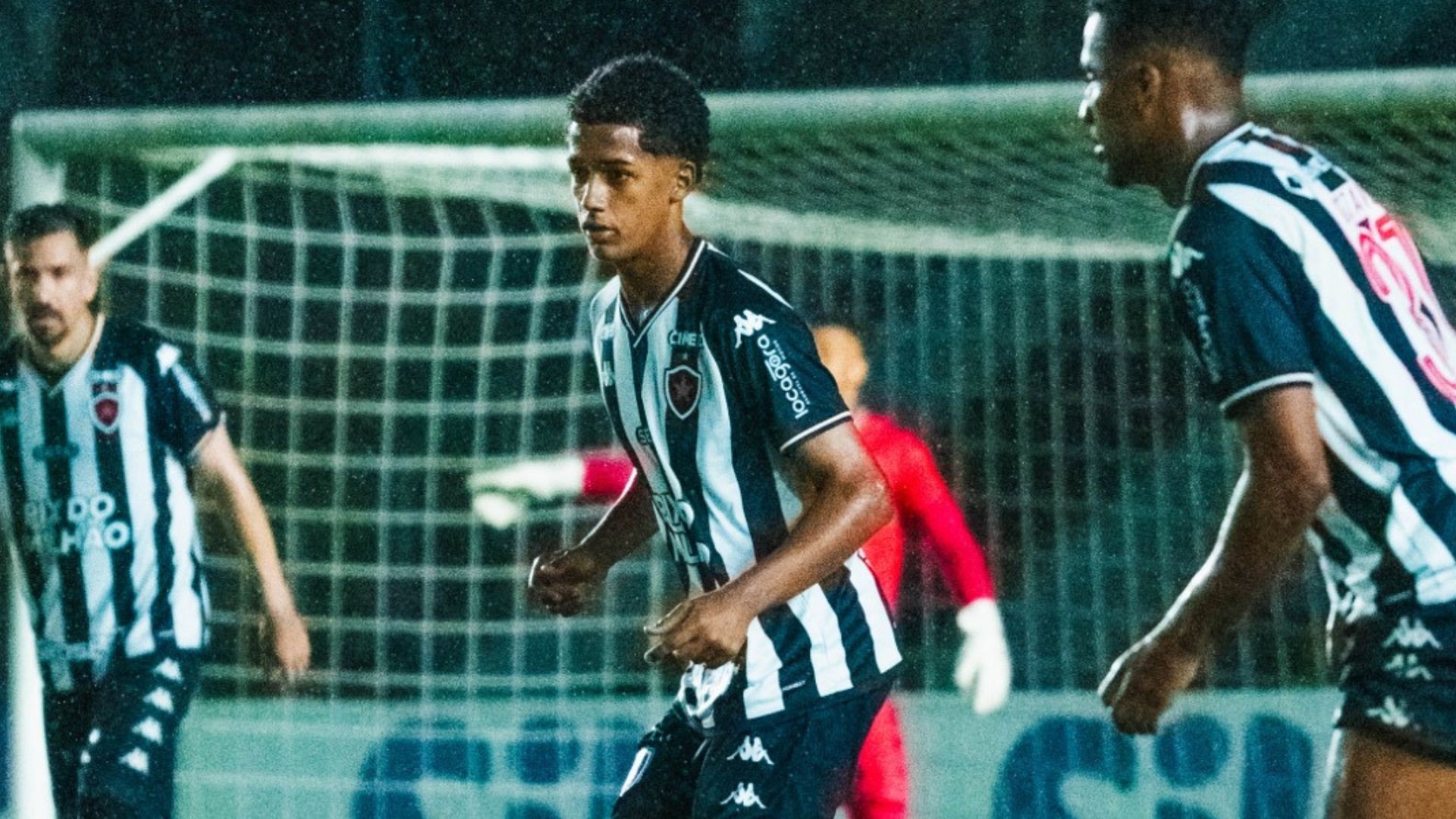 Cria da base do Botafogo-PB, Lucas Matheus celebra estreia como profissional