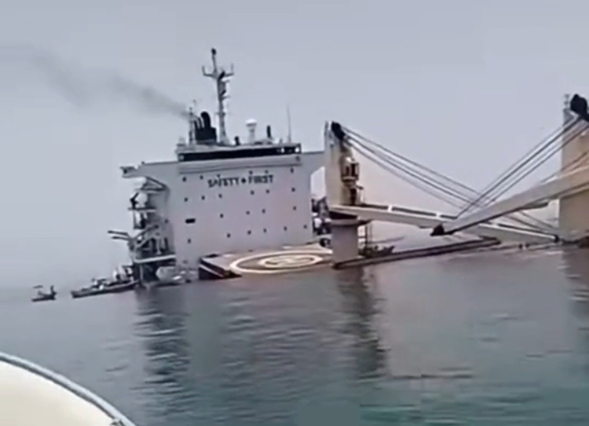 VÍDEO: Navio cargueiro afunda após colisão perto do Estreito de Ormuz