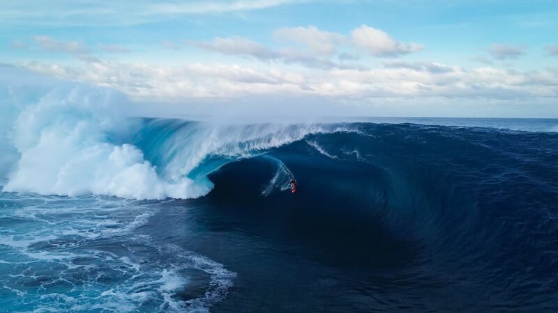 Surfista brasileira de 19 anos pega onde gigante no Taiti e recebe elogios de tops da WSL; assista