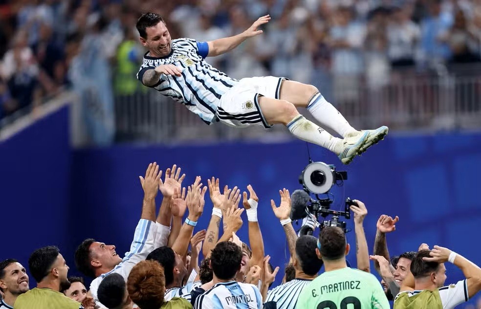 Messi não segue técnico nem 10 companheiros da Argentina em rede social; veja lista