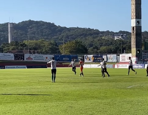Metropolitano goleia o Jaraguá e segue vivo na briga pelo acesso no Catarinense
