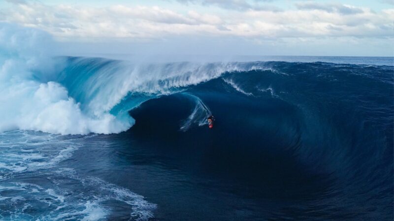 Catarinense Maya Carpinelli surfa maior onda da carreira em Teahupo’o