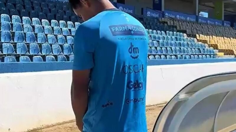 ASSISTA: Em vídeo bem-humorado, atacante expulso por urinar ao lado do banco de reservas pede desculpas