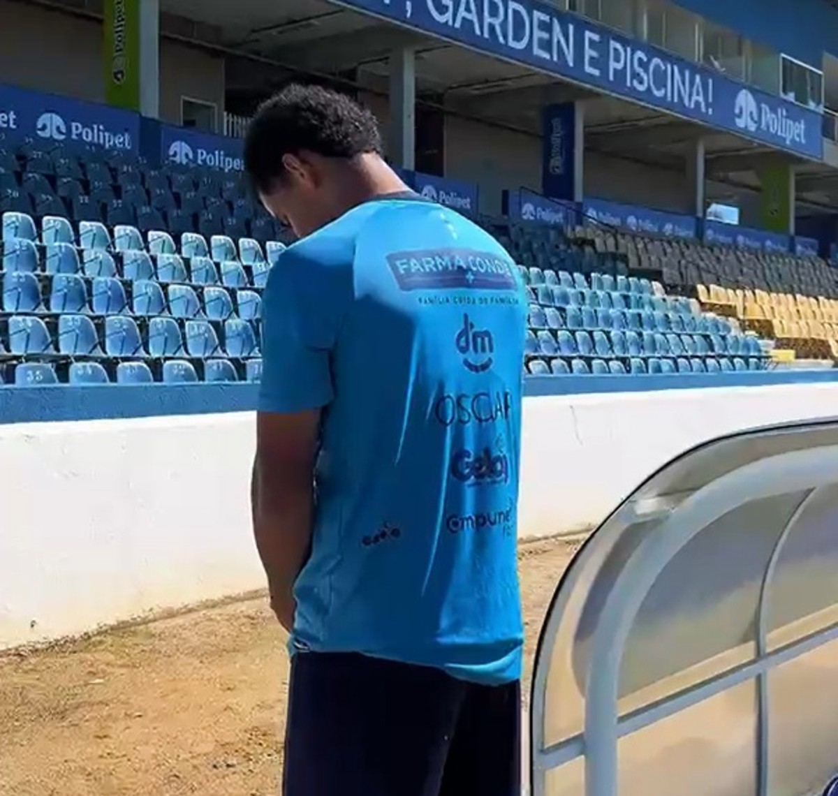 ASSISTA: Em vídeo bem-humorado, atacante expulso por urinar ao lado do banco de reservas pede desculpas