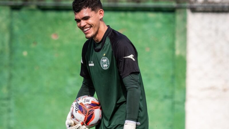 Pedro Morisco acirra disputa pela titularidade no gol do Coritiba ao voltar a jogar após quatro meses