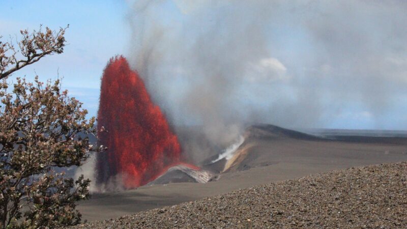 É #FATO: Vídeo mostra fonte de lava de 300 metros em vulcão no Havaí; assista