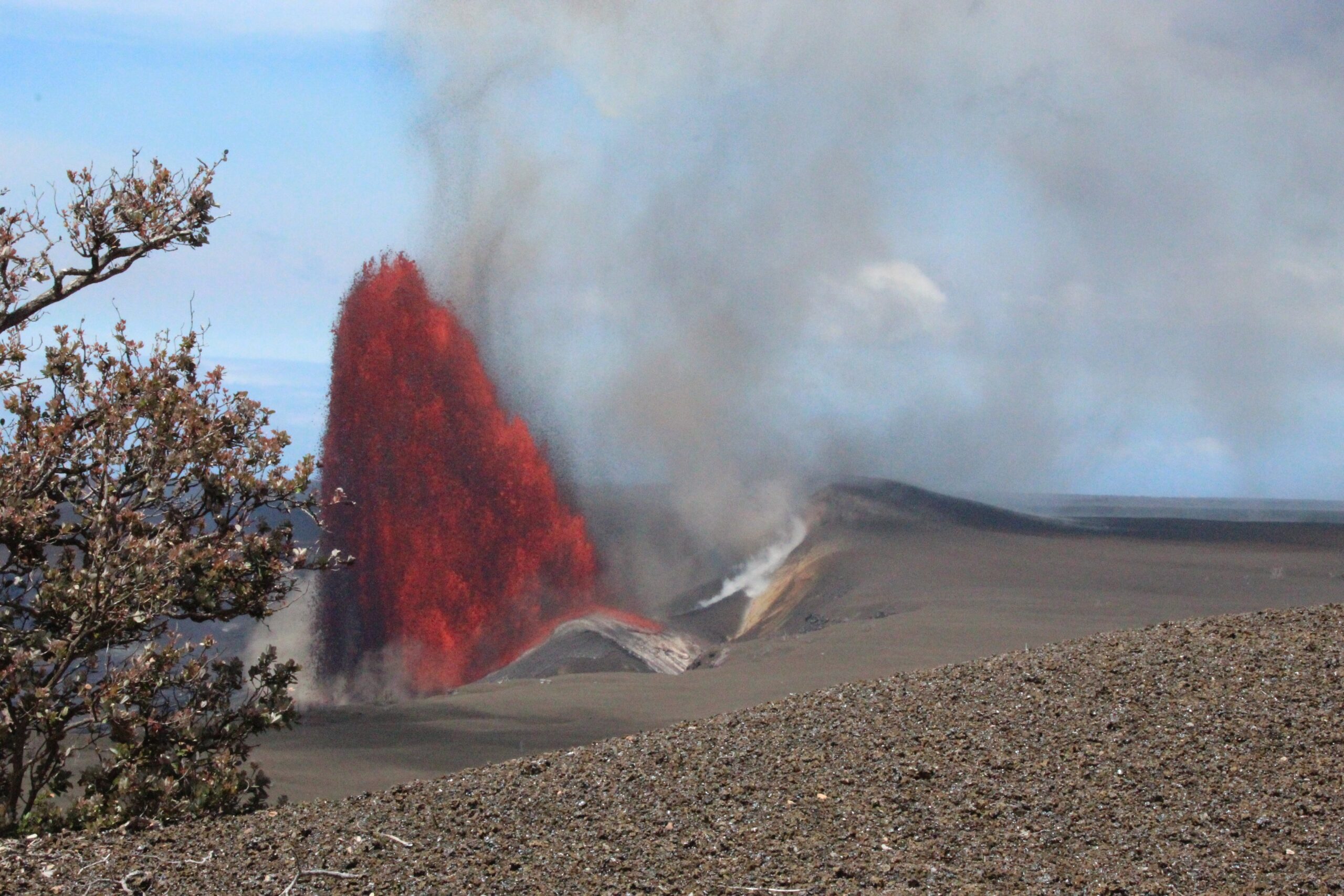 É #FATO: Vídeo mostra fonte de lava de 300 metros em vulcão no Havaí; assista