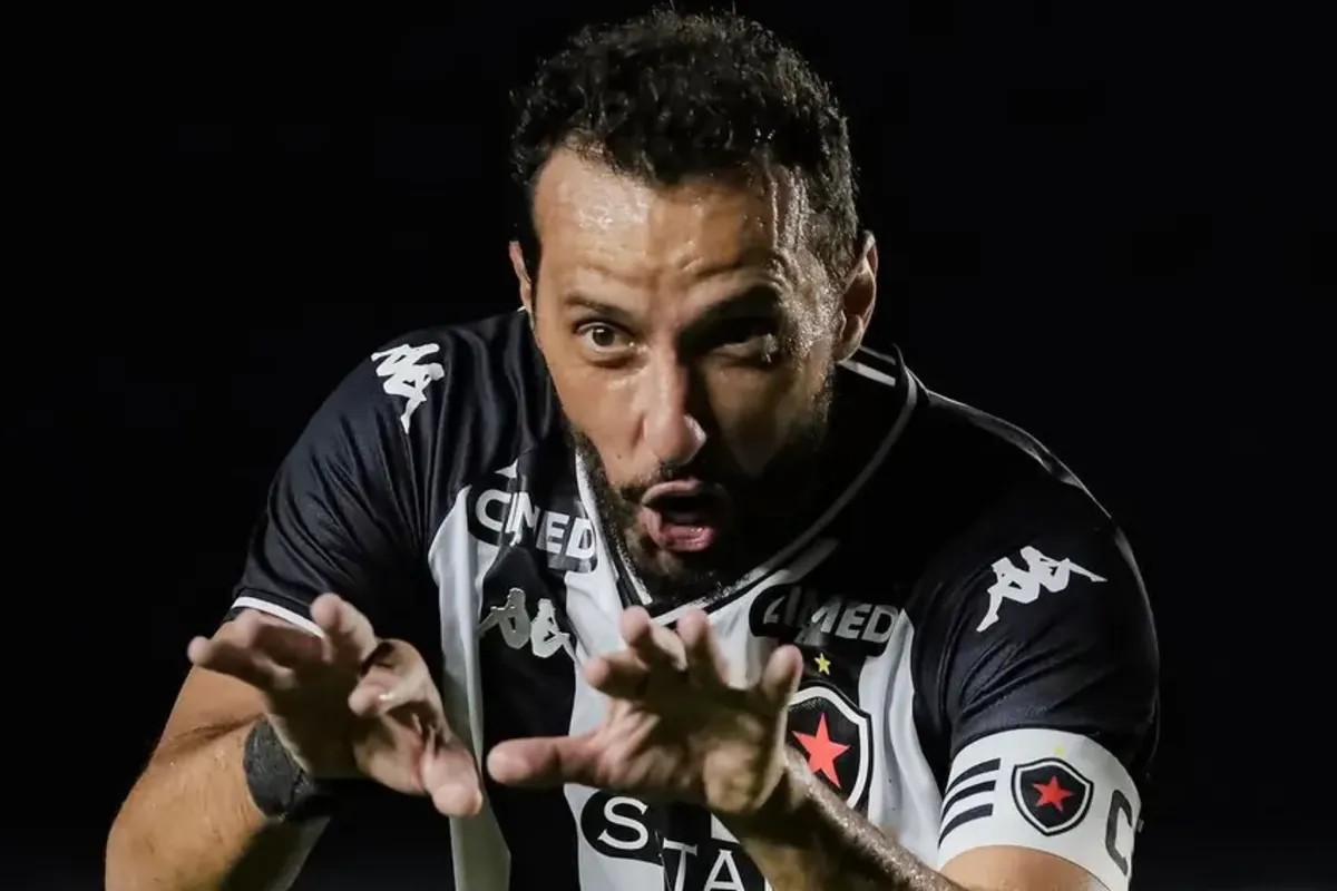 Nenê completa 45 anos e segue em atividade pelo Botafogo-PB; relembre a carreira do meia