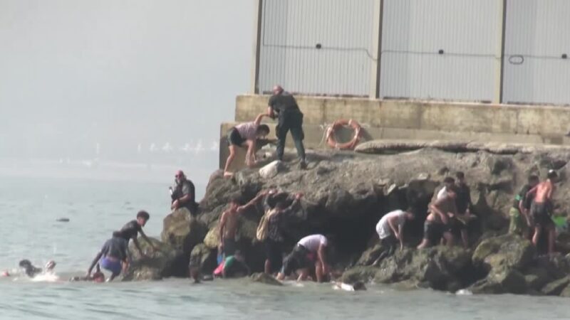 VÍDEO mostra imigrantes do Marrocos chegando a nado em Ceuta, cidade da Espanha