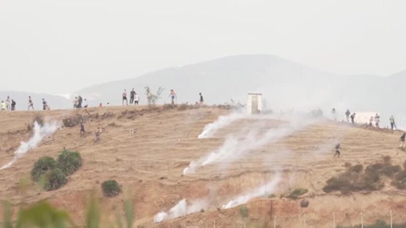 Polícia da Espanha usa bombas de gás para afastar imigrantes na fronteira de Ceuta com Marrocos; VÍDEO
