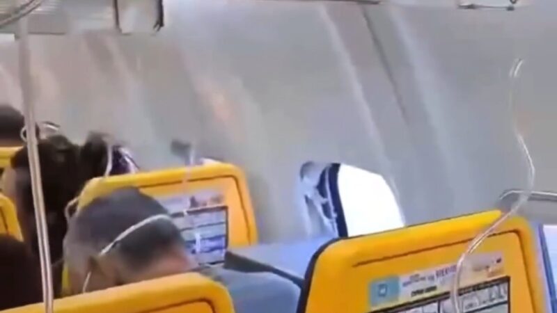 Passageira diz que homem sugado durante voo ficou cabeça e pescoço para fora e ‘por sorte estava de cinto’