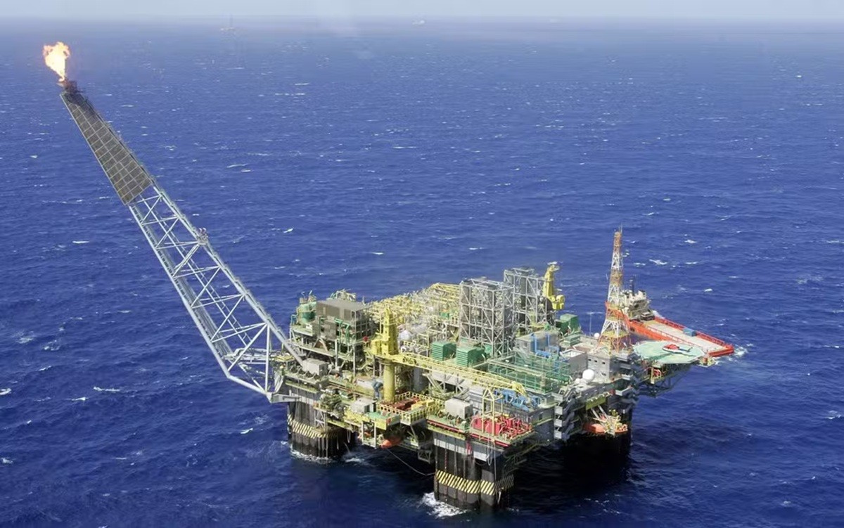 Petróleo mais caro: por que uma guerra tão distante pesa no bolso do brasileiro?