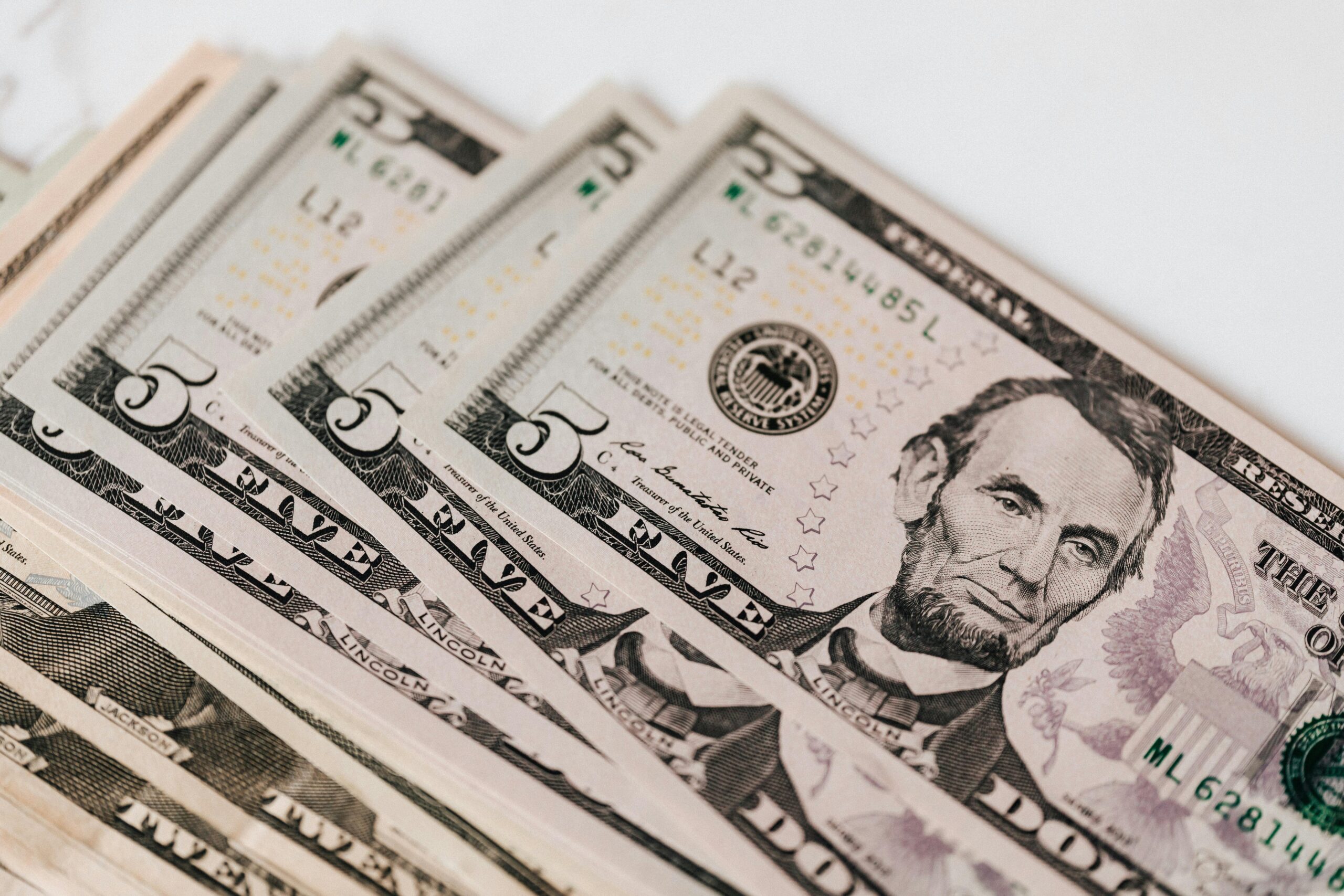 Dólar abre em alta, após tarifaço de Trump e com dados econômicos no radar