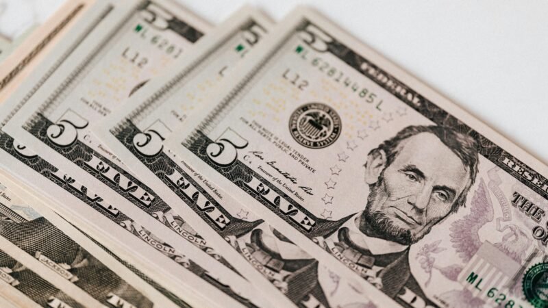 Dólar abre em alta, com investidores atentos ao tarifaço e à espera de novos dados econômicos