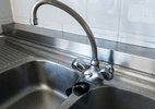 Por que pias de inox parecem envelhecer rápido? Veja dicas para conservar