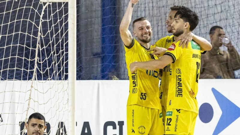 Praia Clube goleia São José e conquista vaga direta às quartas de final da Liga Nacional de Futsal