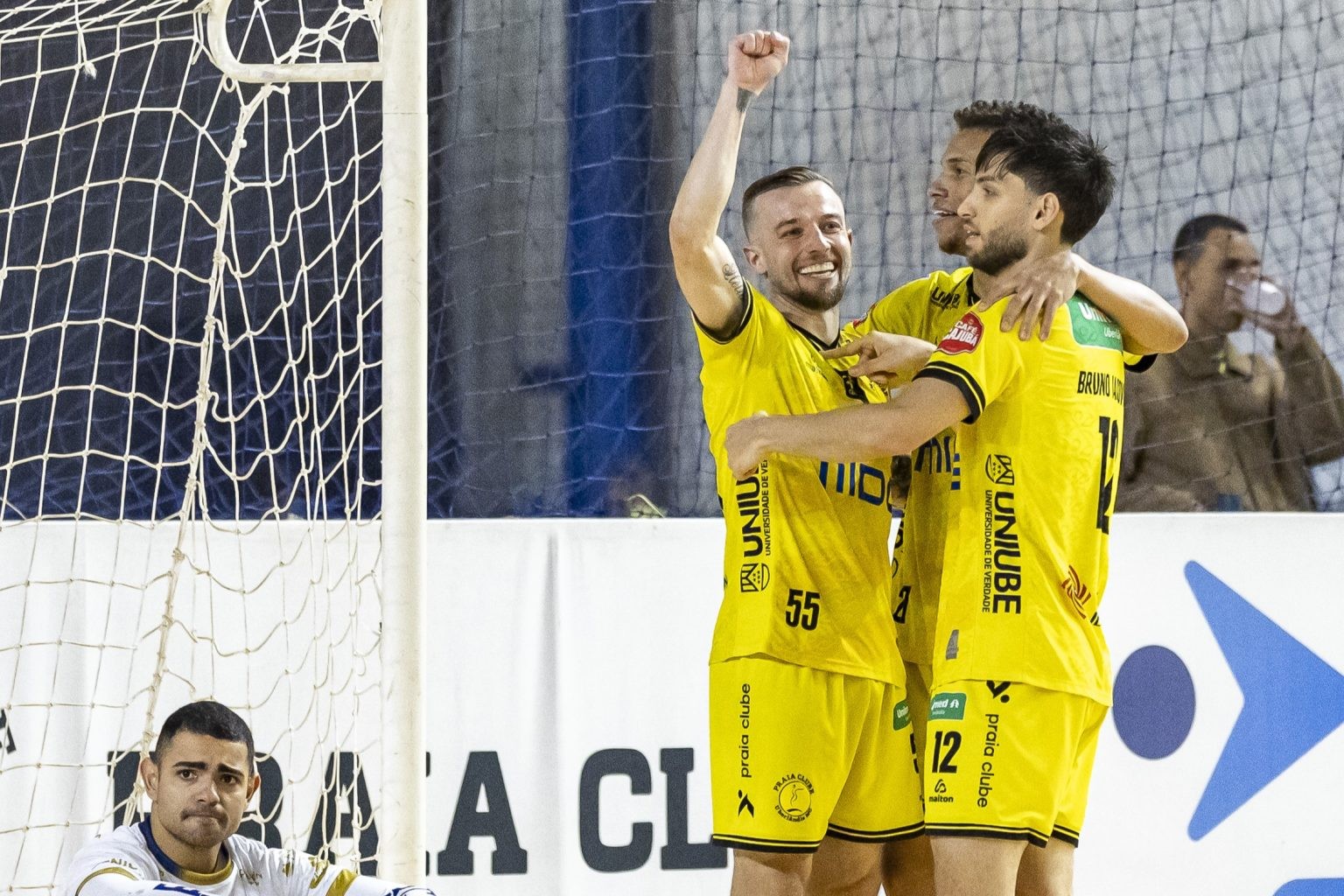 Praia Clube goleia São José e conquista vaga direta às quartas de final da Liga Nacional de Futsal