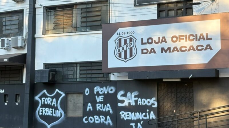 Torcida da Ponte Preta volta a protestar contra diretoria e picha muros do Majestoso