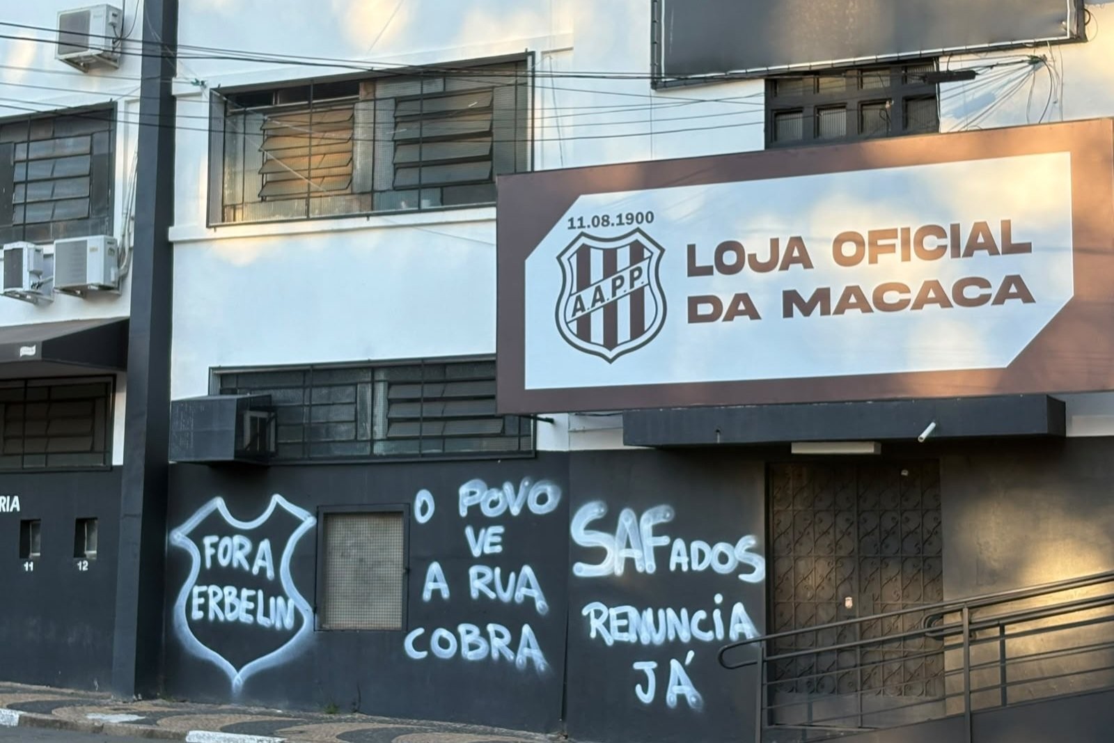 Torcida da Ponte Preta volta a protestar contra diretoria e picha muros do Majestoso