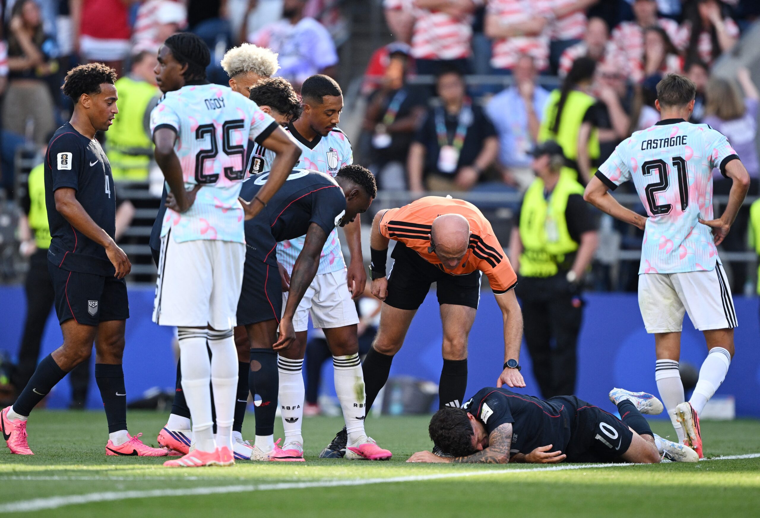 Principal nome da seleção dos EUA quebra a perna em jogo da eliminação da Copa do Mundo