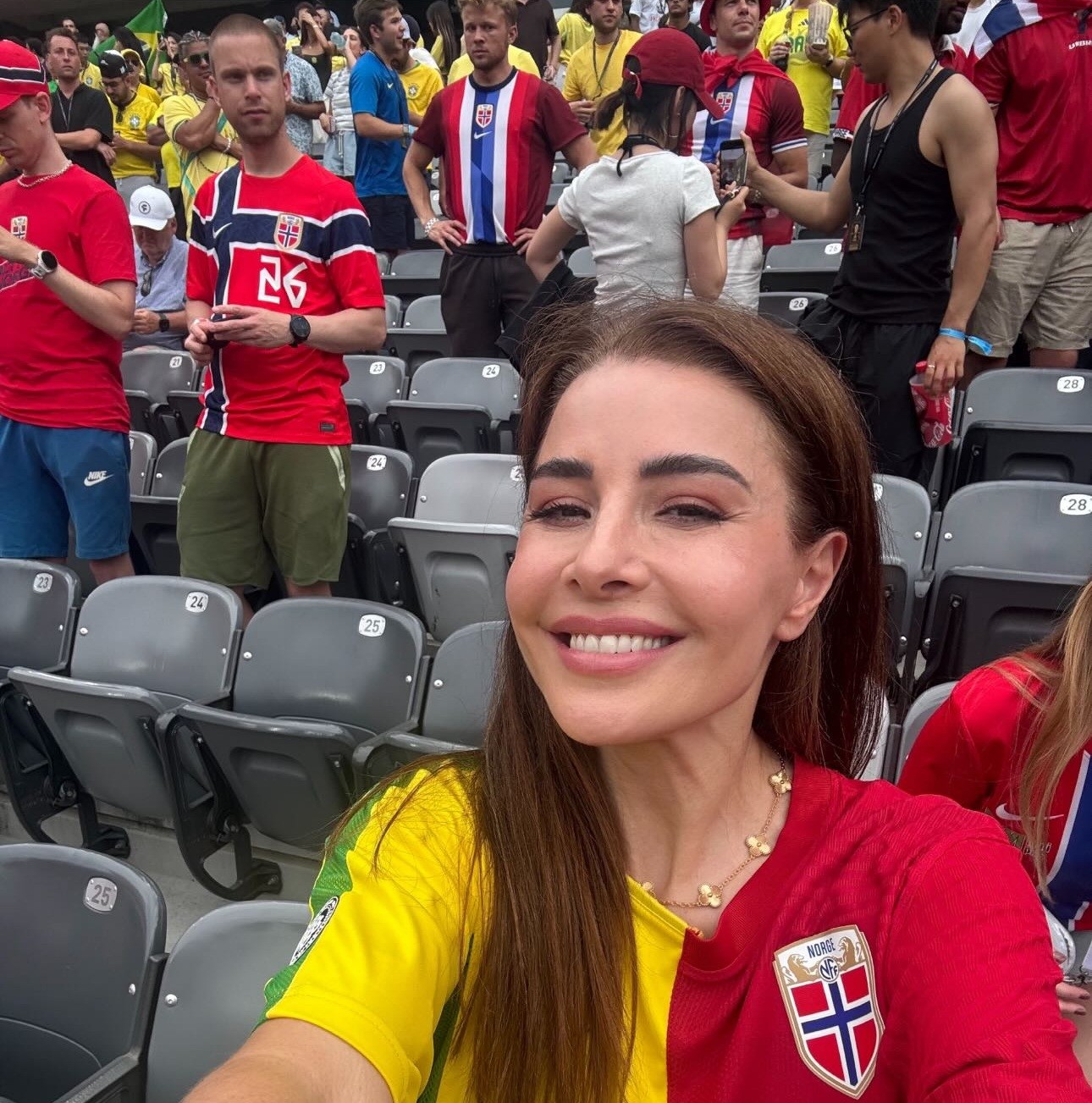 Agente brasileira de Haaland usa camisa metade do Brasil e metade Nourega