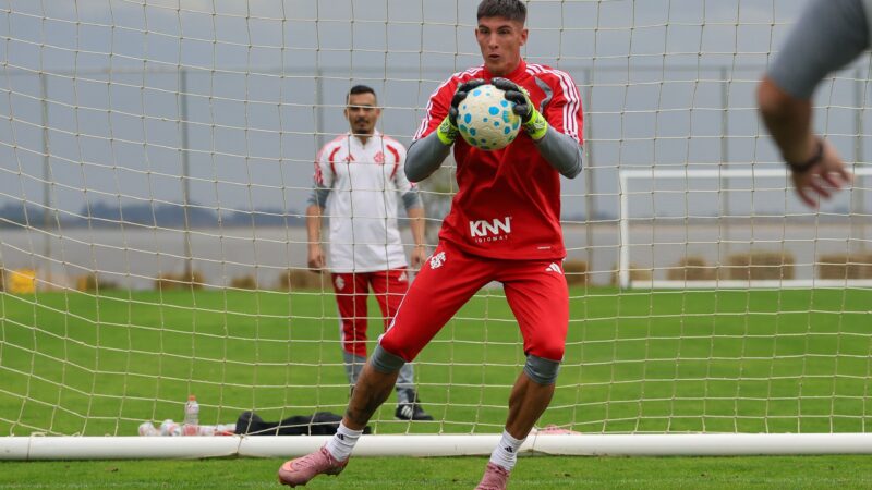 Rochet volta a treinar no campo e pode virar opção para o Inter contra o Cruzeiro