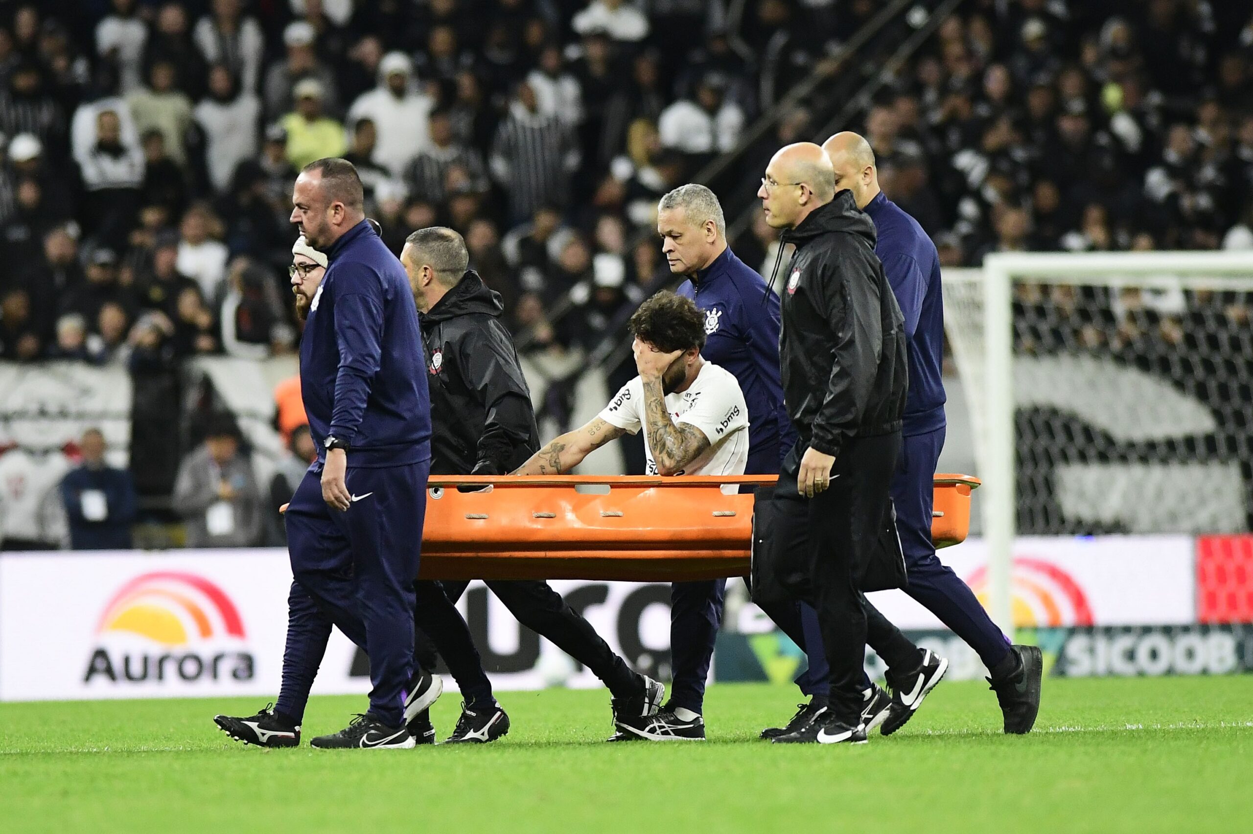 Yuri Alberto faz gesto de “fisgada” na coxa, é substituído e sai chorando de jogo do Corinthians
